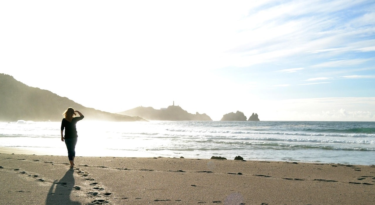 walk-on-the-beach-2872037_1280 (1)